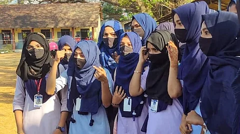 হিজাব বিতর্কে আগামী তিনদিন বন্ধ কর্ণাটকের সমস্ত স্কুল-কলেজ