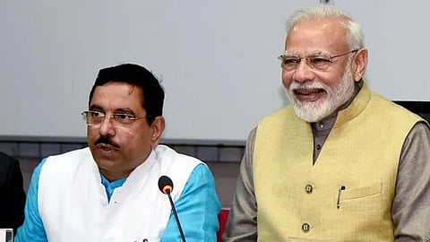 প্রধানমন্ত্রী নরেন্দ্র মোদীর সাথে প্রহ্লাদ যোশী