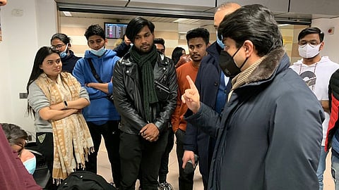 ইউক্রেনে ভারতীয় ছাত্রদের সঙ্গে কেন্দ্রীয় মন্ত্রী জ্যোতিরাদিত্য সিন্ধিয়া