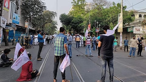 ধর্মঘটের সমর্থনে প্রেসিডেন্সি কলেজের সামনে অবরোধ বিক্ষোভ