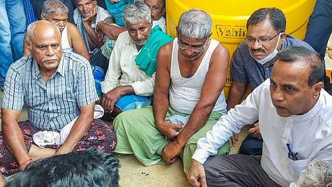 নবীনের বাড়িতে তাঁর পরিবার