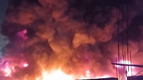 ট্যাংরায় চামড়ার গুদামে ভয়াবহ আগুন