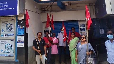 পূর্ব মেদিনীপুরের ব্রজলালচকে ব্যাঙ্কের সামনে পিকেটিং