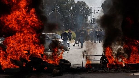 ওয়েস্ট ব্যাঙ্কের রাস্তায় টায়ার পুড়িয়ে বিক্ষোভ