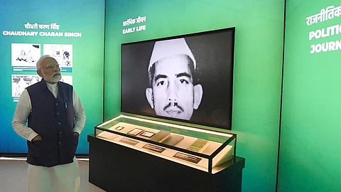 প্রধানমন্ত্রী সংগ্রহশালা ঘুরে দেখছেন প্রধানমন্ত্রী নরেন্দ্র মোদী