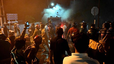 শ্রীলঙ্কায় কার্ফু উপেক্ষা করে সাধারণ মানুষের বিক্ষোভ