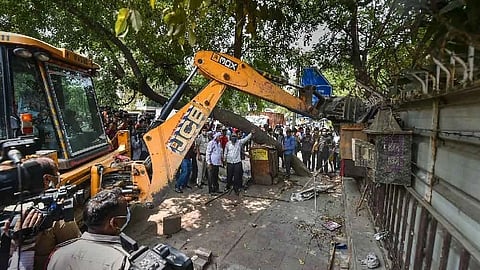 দিল্লির মঙ্গলপুরীতে চলছে উচ্ছেদ অভিযান