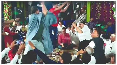 চেন দিয়ে নিজেকে আঘাত করছেন মন্ত্রী