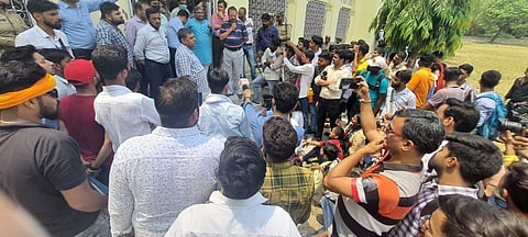 অধ্যাপককে ঘেরাও এবিভিপির ছাত্রদের