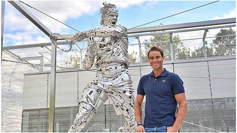 নিজের মূর্তির সাথে রাফায়েল নাদাল