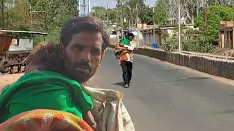 সন্তানের দেহ কোলে বাবা