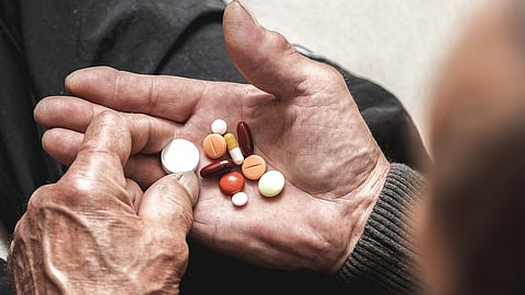অকারণেই মুঠো-মুঠো মাল্টি-ভিটামিন খেতে পছন্দ করেন? বাড়তে পারে ক্যানসারের প্রবণতা, বলছেন গবেষকরা