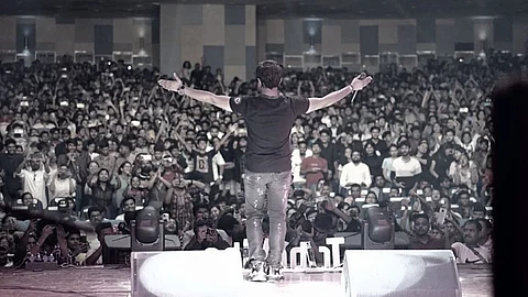 নজরুল মঞ্চের অনুষ্ঠানে কৃষ্ণকুমার কুন্নাথ (কে কে)