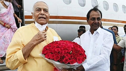যশবন্ত সিনহাকে স্বাগত জানাচ্ছেন কে চন্দ্রশেখর রাও