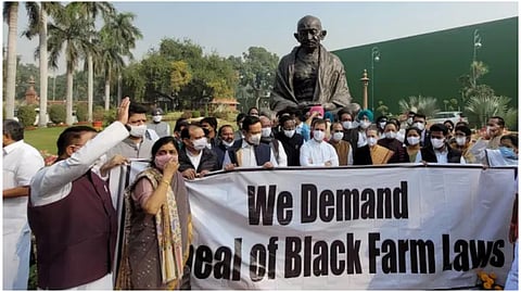 সংসদ চত্বরে গান্ধী মুক্তির সামনে বিক্ষোভ বিরোধীদের