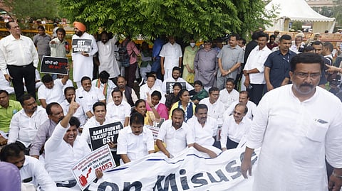 বিক্ষোভ কংগ্রেস কর্মীদের