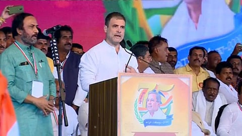কর্ণাটকে জনসভায় বক্তব্য রাখছেন রাহুল গান্ধী