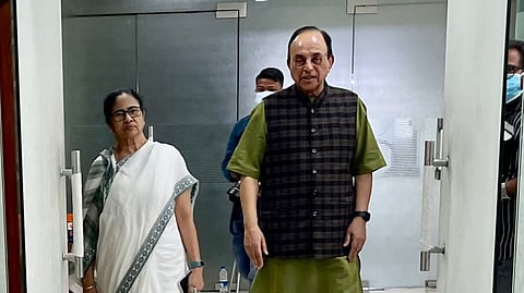 মমতা বন্দ্যোপাধ্যায়ের সাথে সুব্রহ্মনিয়াম স্বামী