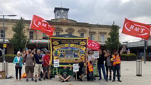 ধর্মঘটে টিউব রেল কর্মীরা