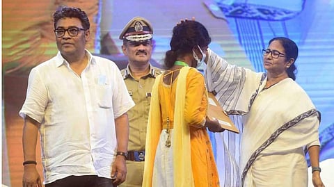 নেতাজি ইন্দোরে নিয়োগপত্র বিলি করছেন মুখ্যমন্ত্রী