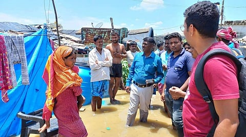 বন্যা দুর্গত পরিযায়ী শ্রমিকদের সাথে কথা বলছেন ইউনিয়ন নেতৃত্ব