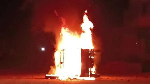 ছাত্রের মৃত্যুর পর জ্বলছে পুলিশের গাড়ি