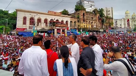 সভামঞ্চে মীনাক্ষী মুখার্জী, মহম্মদ সেলিম এবং অন্যান্য নেতৃত্বরা