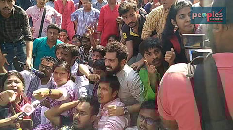 করুণাময়ীতে বিক্ষোভরত এসএফআই ডিওয়াইএফআই কর্মীরা