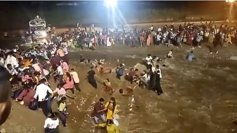 Mal Bazar: হড়পা বানে মৃত বেড়ে ৮, পুলিশের ভূমিকায় ক্ষুব্ধ নিহতদের পরিবার, পথ অবরোধ