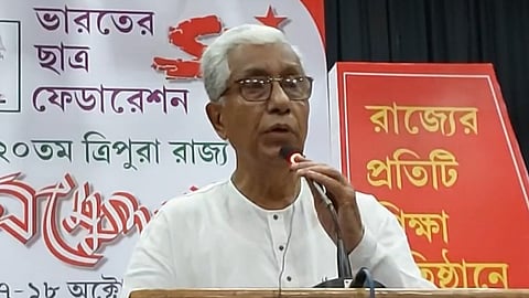 এসএফআই রাজ্য সম্মেলনে বক্তব্য রাখছেন মাণিক সরকার