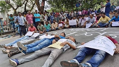 আমরণ অনশনে চাকরি প্রার্থীরা