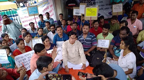 চাকরিপ্রার্থীদের ধর্না মঞ্চে মহম্মদ সেলিম
