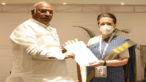 মল্লিকার্জুন খাড়গে ও সোনিয়া গান্ধী