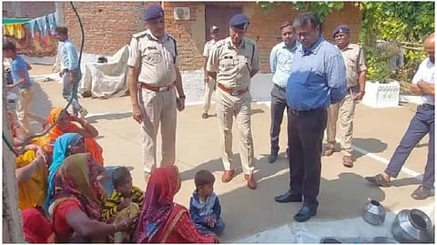 প্রতিবেশীদের জিজ্ঞাসাবাদ করছে পুলিশ