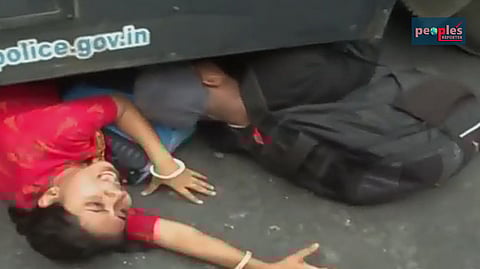 প্রিজন ভ্যানের নীচে চাকরিপ্রার্থীরা