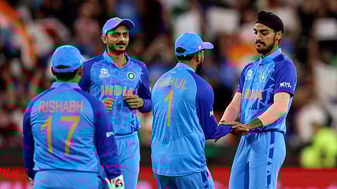 উইকেট নেওয়ার পর সতীর্থদের সাথে আর্শদীপ