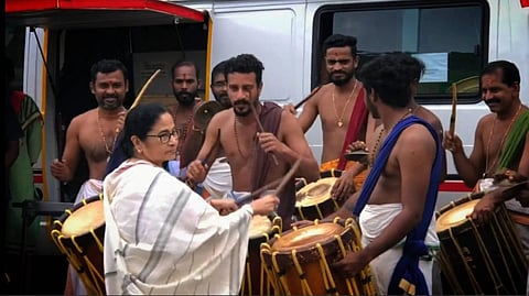খোশ মেজাজে মমতা, চেন্নাইয়ে লা গণেশনের বাড়িতে বাজালেন ঢাক, ভাইরাল ভিডিও