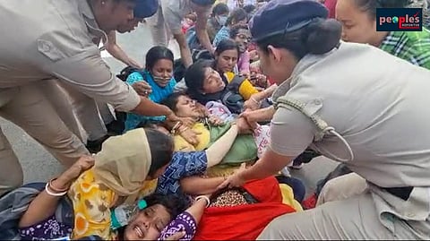 পুলিশের সাথে ধস্তাধস্তি চাকরিপ্রার্থীদের