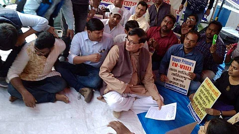 চাকরিপ্রার্থীদের ধর্না মঞ্চে সিপিআইএম রাজ্য সম্পাদক সেলিম