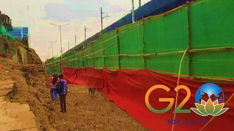 কাপড় দিয়ে ঢাকা হচ্ছে বস্তি