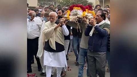 মায়ের শবদেহ কাঁধে প্রধানমন্ত্রী
