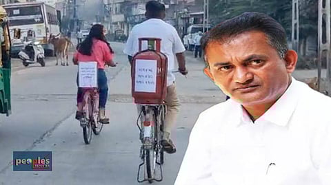 সাইকেলে সিলিন্ডার নিয়ে প্রতিবাদ