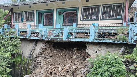 কর্ণপ্রয়াগ শহরে ক্ষতিগ্রস্ত বাড়ি