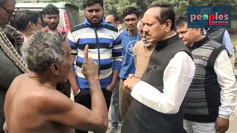 অসিত মালকে অভিযোগ জানাচ্ছেন এক গ্রামবাসী