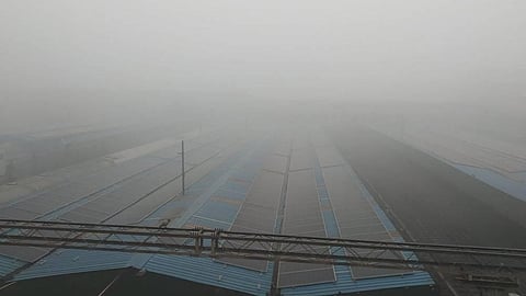 কুয়াশায় ঢেকেছে এলাকা