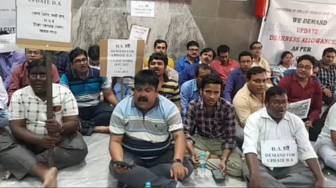 চলছে সরকারি কর্মচারীদের বিক্ষোভ