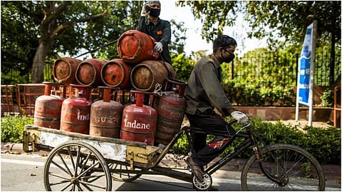 Gas Cylinder Price: এক মাসের মধ্যে ফের দাম বাড়ল বাণিজ্যিক গ্যাসের, কলকাতায় কত টাকায় পাওয়া যাচ্ছে?