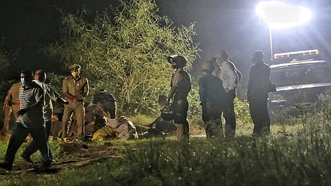 রাতের অন্ধকারে পুড়িয়ে দেওয়া হচ্ছে নির্যাতিতার দেহ