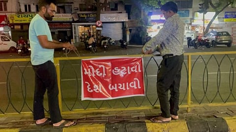 গুজরাটে প্রধানমন্ত্রী বিরোধী পোষ্টার