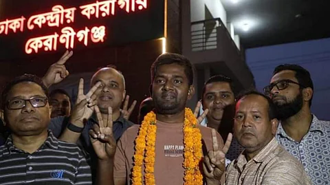 শামসুজ্জামানকে স্বাগত জানাচ্ছেন তাঁর সহকর্মীরা